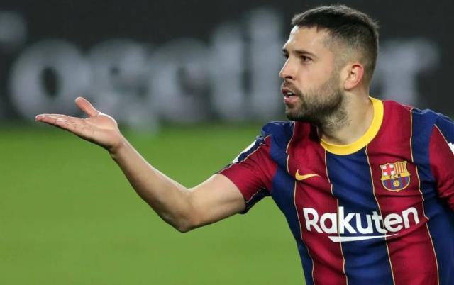 开云登录入口地址-巴萨两个左后卫都换？西媒：阿尔瓦不降薪就会走