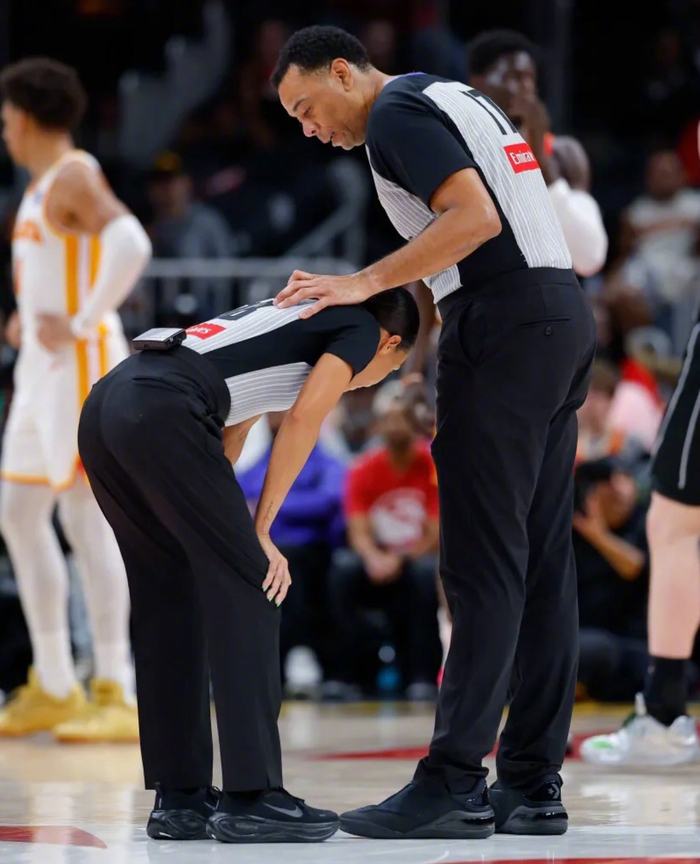 开云官方网站-裁判穿鞋引热议，职业规范受关注_新浪新闻